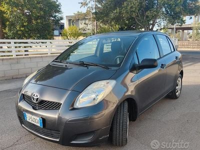 Usata Toyota Yaris 90 CV (66 kW) 2011 Grigio Utilitaria