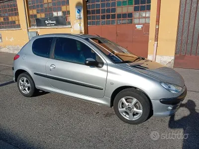 Usata Peugeot 206 60 CV (44 kW) 2005 Grigio Utilitaria