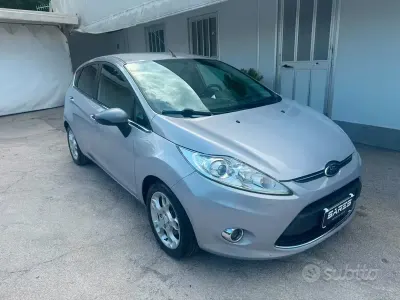 Usata Ford Fiesta Titanium 92 CV (67 kW) 2012 Grigio Berlina