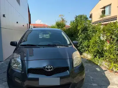 Usata Toyota Yaris 90 CV (66 kW) 2003 Bluazzurro Berlina