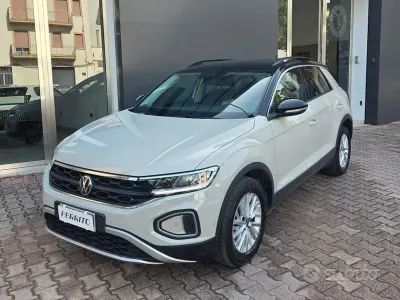 Usata VW T-Roc Life 110 CV (80 kW) 2022 Beige SUV