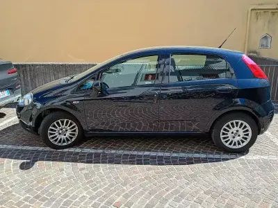 Usata Fiat Grande Punto 69 CV (50 kW) 2016 Bluazzurro Utilitaria