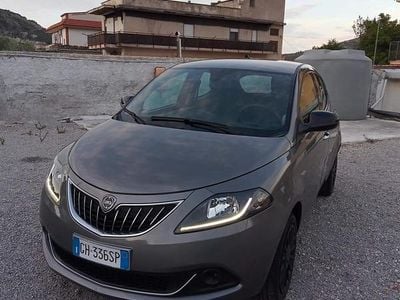 Usata Lancia Ypsilon Silver 69 CV (50 kW) 2022 Grigio Utilitaria