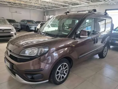 Usata Fiat Doblò Trekking 120 CV (88 kW) 2018 Bronzo metallizzato Monovolume