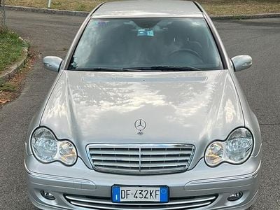Begagnad Mercedes C220 Avantgarde 150 HK (110 kW) 2006 Grå