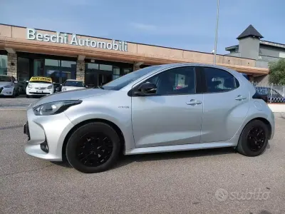 Usata Toyota Yaris Hybrid Business Edition 92 CV (67 kW) 2020 Grigio Berlina