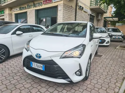 Usata Toyota Yaris Hybrid Cool 73 CV (53 kW) 2020 Bianco Berlina