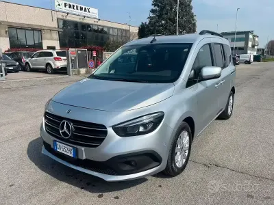 Usata Mercedes T180 116 CV (85 kW) 2023 Grigio Monovolume