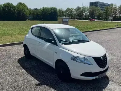 Usata Lancia Ypsilon 60 CV (44 kW) 2014 Bianco Utilitaria