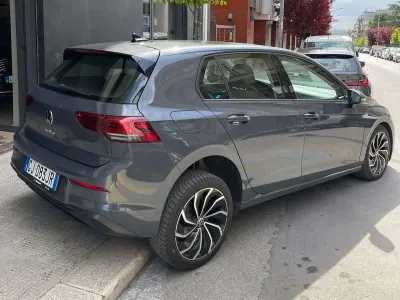 Usata VW Golf VIII Life 131 CV (96 kW) 2022 Grigio Berlina