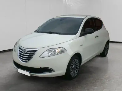 Usata Lancia Ypsilon Gold 95 CV (69 kW) 2015 Bianco Utilitaria