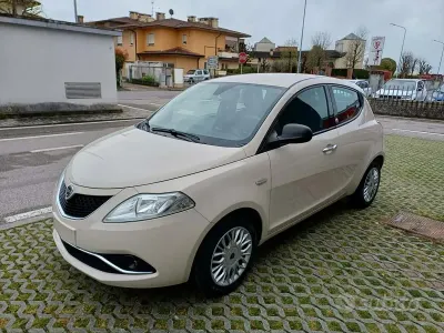 Usado Lancia Ypsilon Silver 69 CV (50 kW) 2017 Beige Utilitario