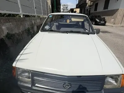 Usata Opel Corsa 45 CV (33 kW) 1989 Bianco Berlina