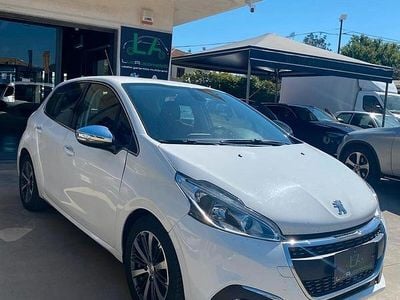 Gebraucht Peugeot 208 Allure 75 PS (55 kW) 2017 Weiß Kleinwagen