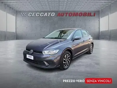 Usata VW Polo Life 95 CV (69 kW) 2023 Grigio Utilitaria