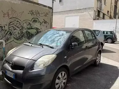 Usata Toyota Yaris 69 CV (50 kW) 2011 Grigio Utilitaria