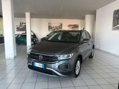 Usata VW T-Roc Life 150 CV (110 kW) 2022 Grigio scuro SUV