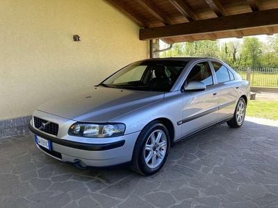 Usata Volvo S60 140 CV (102 kW) 2002 Argento Berlina