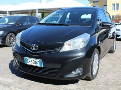 Usata Toyota Yaris Active 69 CV (50 kW) 2013 Nero Utilitaria