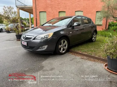 Usata Opel Astra Cosmo 101 CV (74 kW) 2011 Gray Berlina