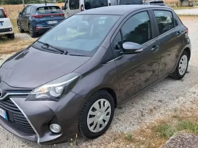 Usata Toyota Yaris Active 69 CV (50 kW) 2015 Grigio Utilitaria