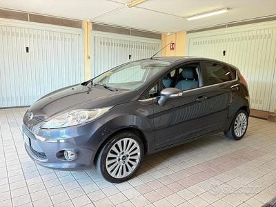 Usata Ford Fiesta Titanium 70 CV (51 kW) 2010 Grigio Utilitaria