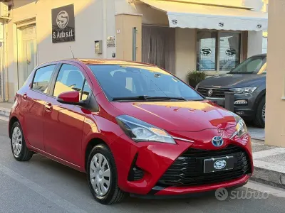 Usata Toyota Yaris Hybrid Cool 73 CV (53 kW) 2019 Rosso Berlina