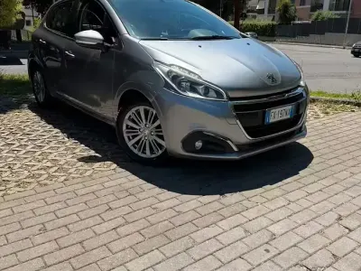 Usata Peugeot 208 Signature Sky 83 CV (61 kW) 2019 Grigio Utilitaria
