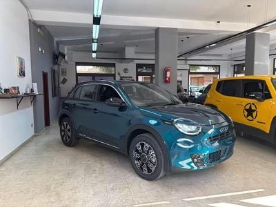 Uusi Fiat 600 Business 100 HP (73 kW) 2025 Sininen Katumaasturi