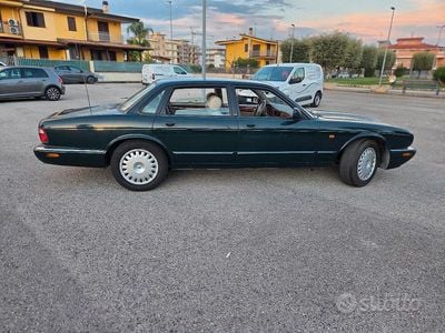 Usata Jaguar XJ8 211 CV (155 kW) 1997 Verde Berlina