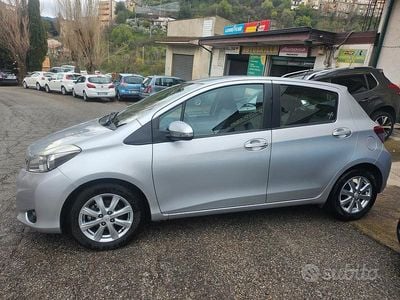Usata Toyota Yaris Lounge 90 CV (66 kW) 2012 Grigio Utilitaria