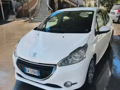 Usata Peugeot 208 Allure 82 CV (60 kW) 2014 Bianco Utilitaria
