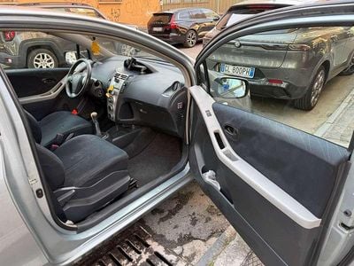 Grigio Usata 2006 Toyota Yaris Berlina | 2000 € (Buon prezzo)