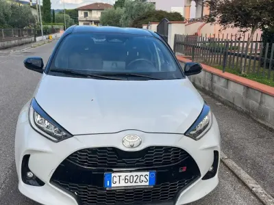 Usata Toyota Yaris Hybrid Sport 92 CV (67 kW) 2024 Bianco Berlina