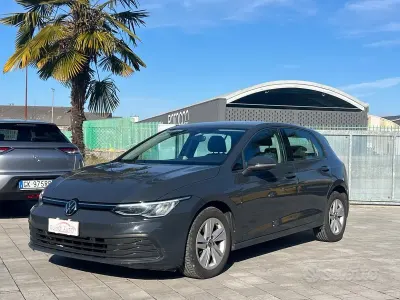Usata VW Golf VIII Life 110 CV (80 kW) 2023 Grigio Berlina