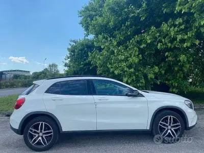 Usata Mercedes GLA200 136 CV (100 kW) 2016 Bianco SUV