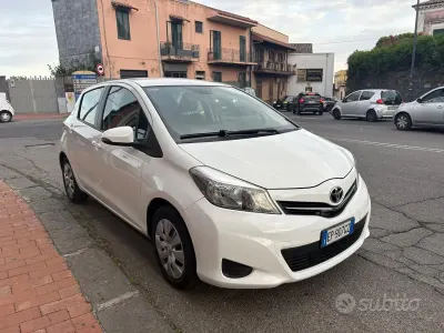 Begagnad Toyota Yaris Lounge 69 HK (50 kW) 2013 Vit Halvkombi