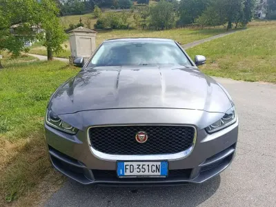 Usata Jaguar XE Business Edition 163 CV (119 kW) 2016 Argento Berlina