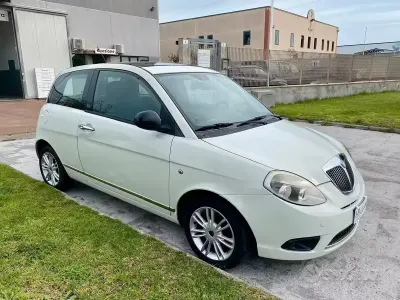 Gebraucht Lancia Ypsilon 75 PS (55 kW) 2011 Weiß Kleinwagen