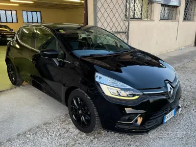 Begagnad Renault Clio IV Intens 73 HK (53 kW) 2017 Svart Sedan
