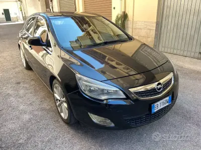 Usata Opel Astra Cosmo 110 CV (80 kW) 2010 Nero Berlina
