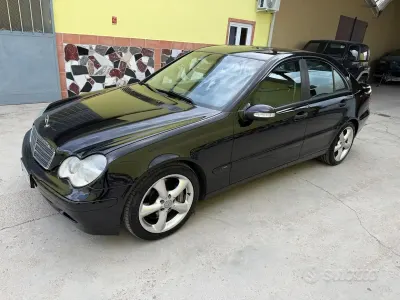 Begagnad Mercedes C200 Classic 122 HK (89 kW) 2004 Svart Sedan