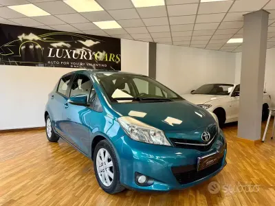 Usata Toyota Yaris Lounge 99 CV (72 kW) 2012 Blu Utilitaria