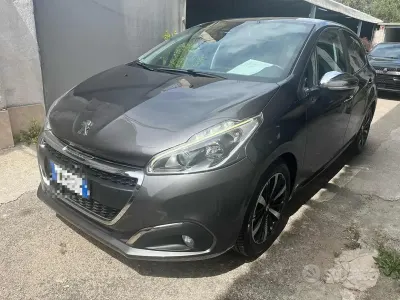 Usata Peugeot 208 Allure 102 CV (75 kW) 2019 Vari colori Utilitaria