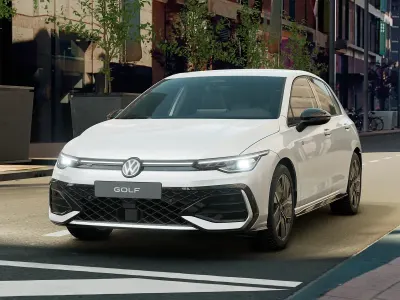 Nuova VW Golf VIII R-line Plus 150 CV (110 kW) 2026 Oryx white perlato Berlina