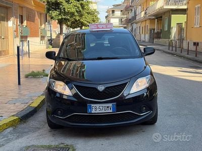 Usata Lancia Ypsilon Silver 69 CV (50 kW) 2016 Nero Utilitaria