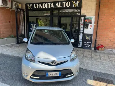 Usata Toyota Aygo Lounge 68 CV (50 kW) 2014 Argento Utilitaria