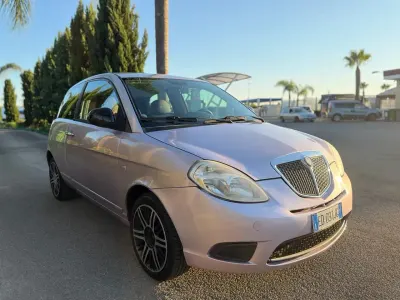 Usata Lancia Ypsilon 75 CV (55 kW) 2010 Viola Utilitaria