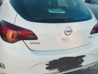 Usata Opel Astra 110 CV (80 kW) 2013 Bianco Berlina