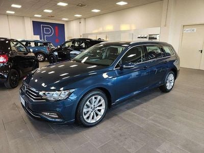 Usata VW Passat 122 CV (89 kW) 2022 Blu/azzurro Station wagon